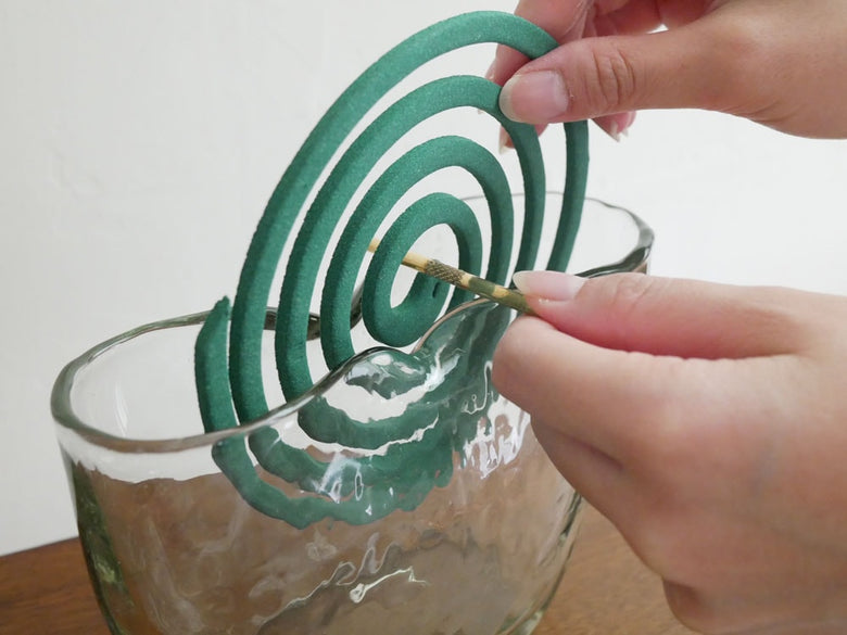 螺旋模様のガラス製蚊取り線香ホルダー