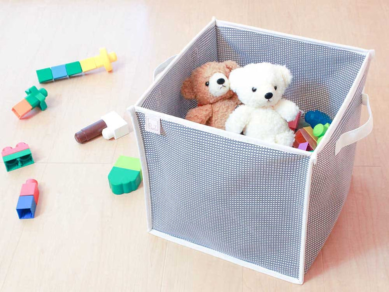 ピアット製コットンバスケットにベビーおもちゃが収納されています