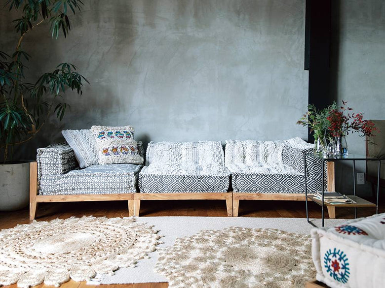 リビングルームに配置されたグレーのブロックマルチソファ