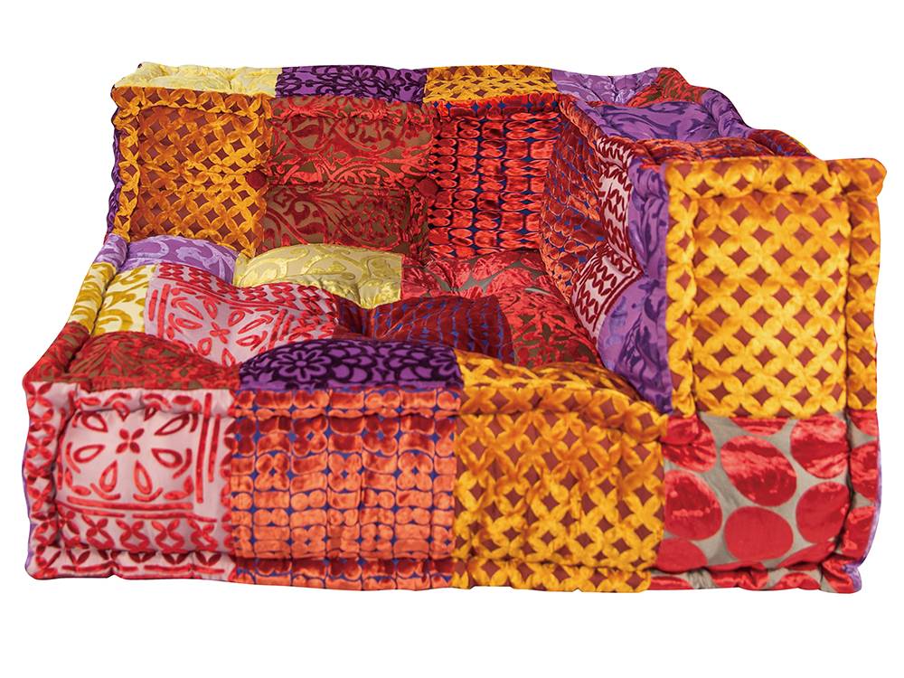 パッチワーク柄のマルチソファ