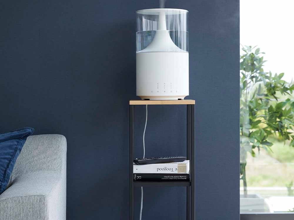 タワー加湿器スタンド。スチールと竹素材のデザイン