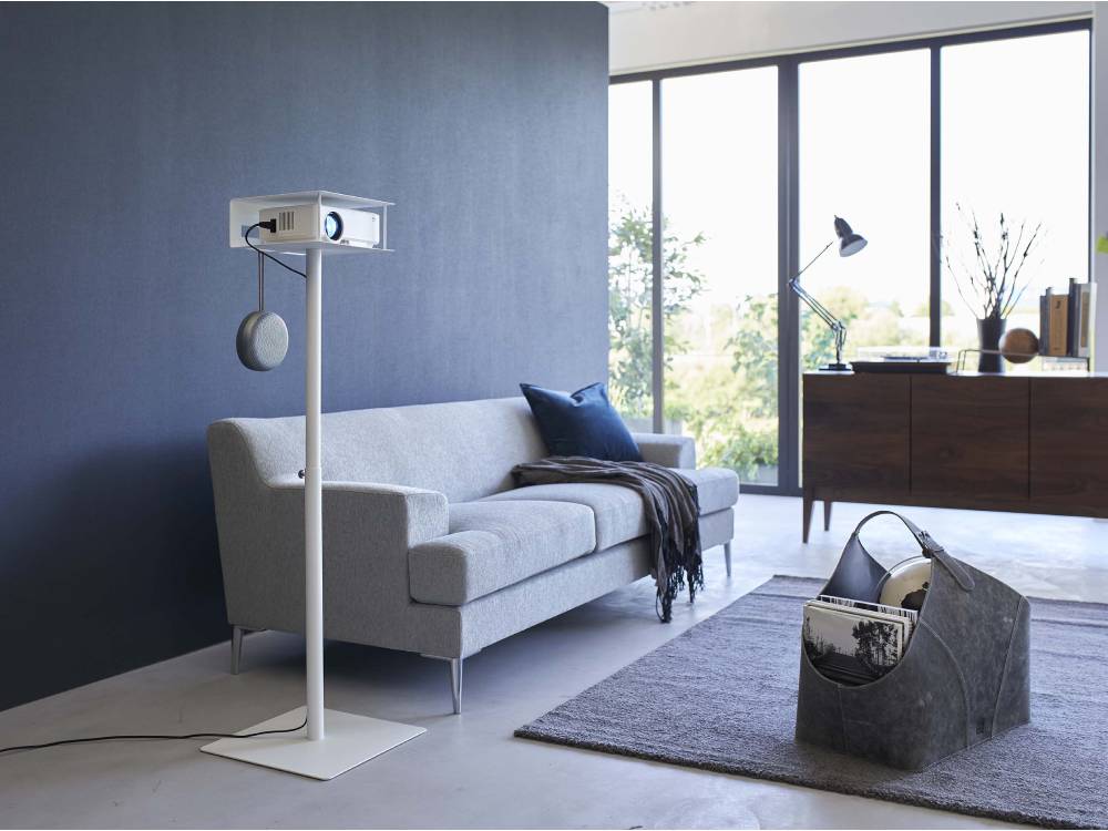 木製フローリングのリビングに設置された高さ伸縮プロジェクタースタンド