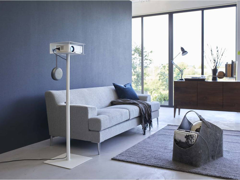 木製フローリングのリビングに設置された高さ伸縮プロジェクタースタンド