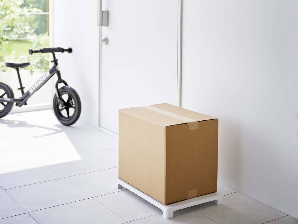 タワーのマグネット置き配トレーと段ボールが棚に配置されています