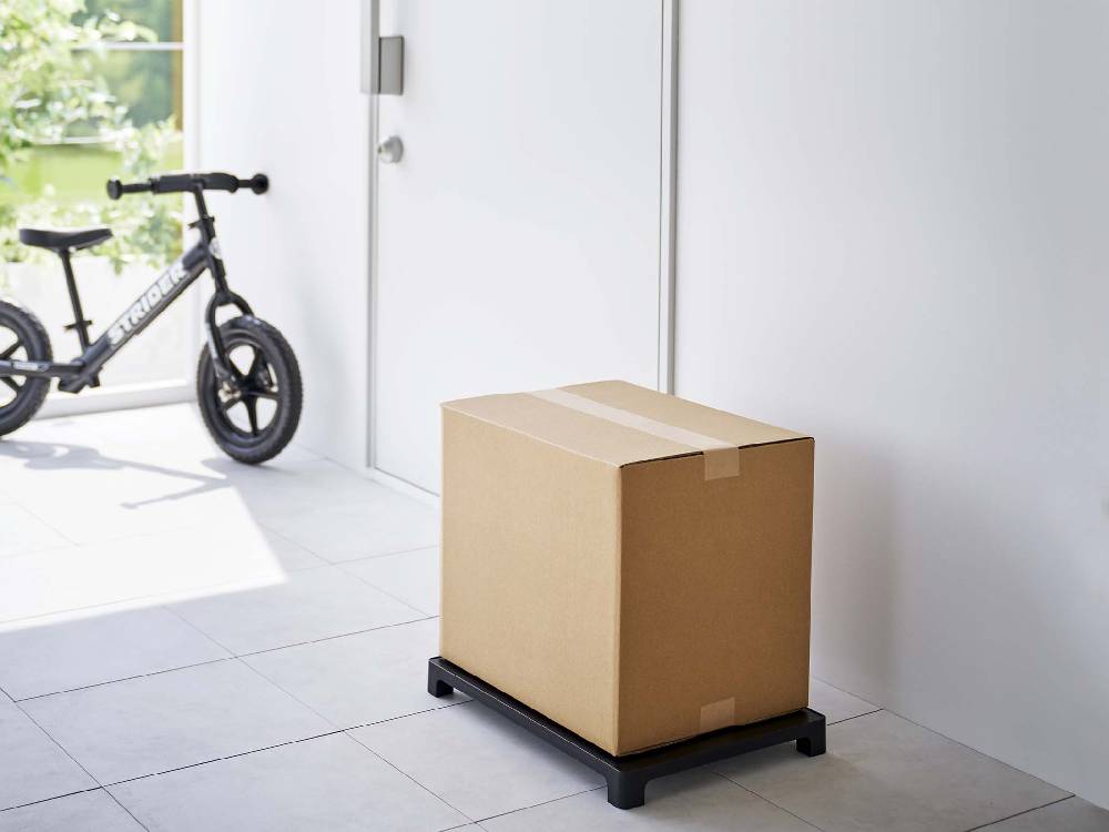 棚に並ぶ段ボールと配送箱