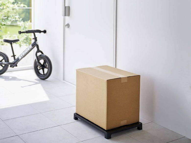 棚に並ぶ段ボールと配送箱