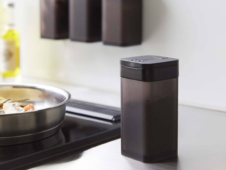 タワーの黒色マグネットスパイスボトルと蓋