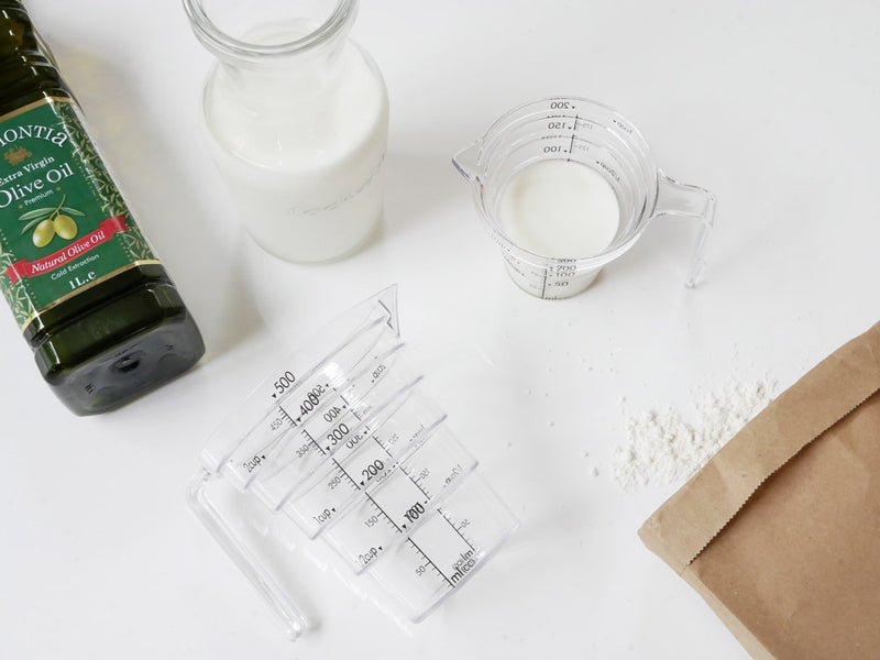 タワー（ヤマザキ）ブランドの【LAYER】段々計量カップ。トライタン樹脂製で200mlと500mlの容量が表示されています。