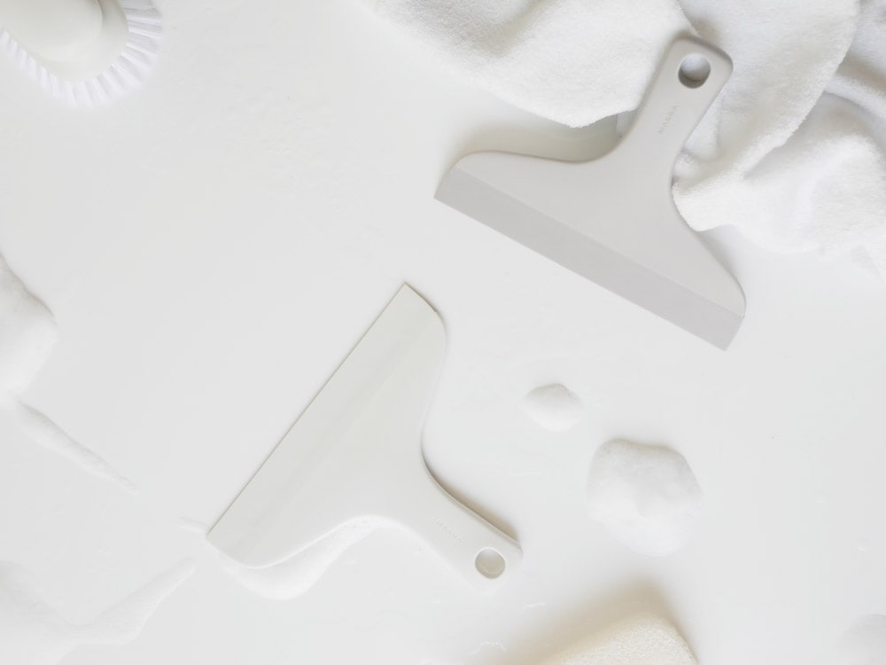 マーナ製白色プラスチックスキージー