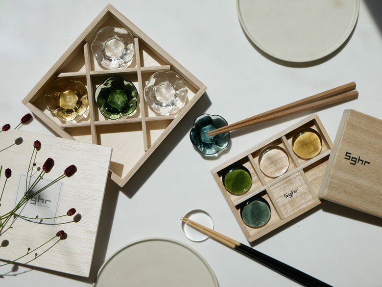 スガハラ製のガラス製はしおき5個セットが桐箱に美しく収められた商品写真