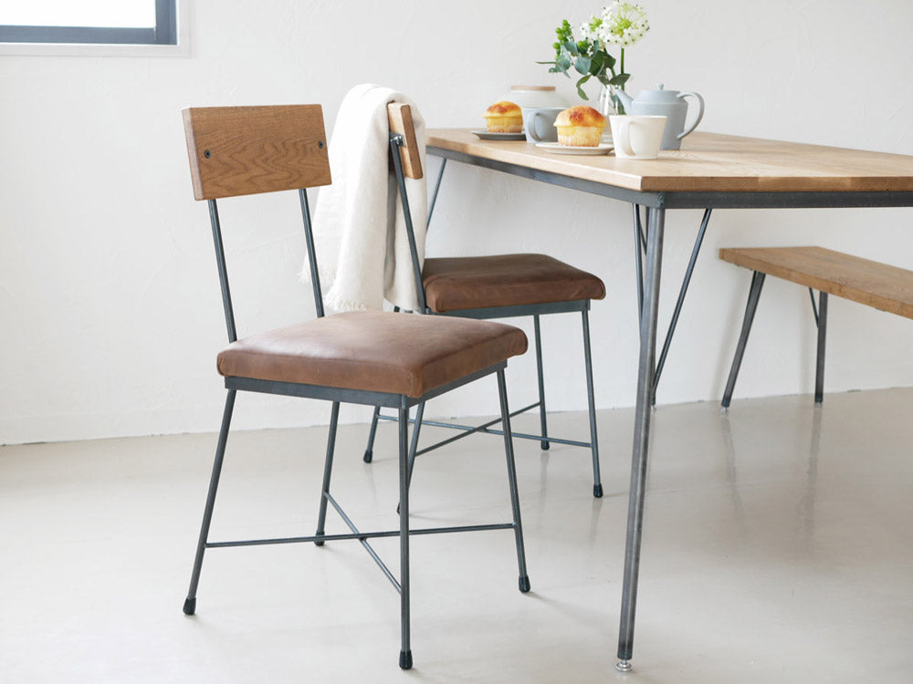 SIKAKU LUCY ダイニングチェア。クロカワ鉄製の脚とレザー張りの座面を持つシンプルでモダンなデザインの椅子