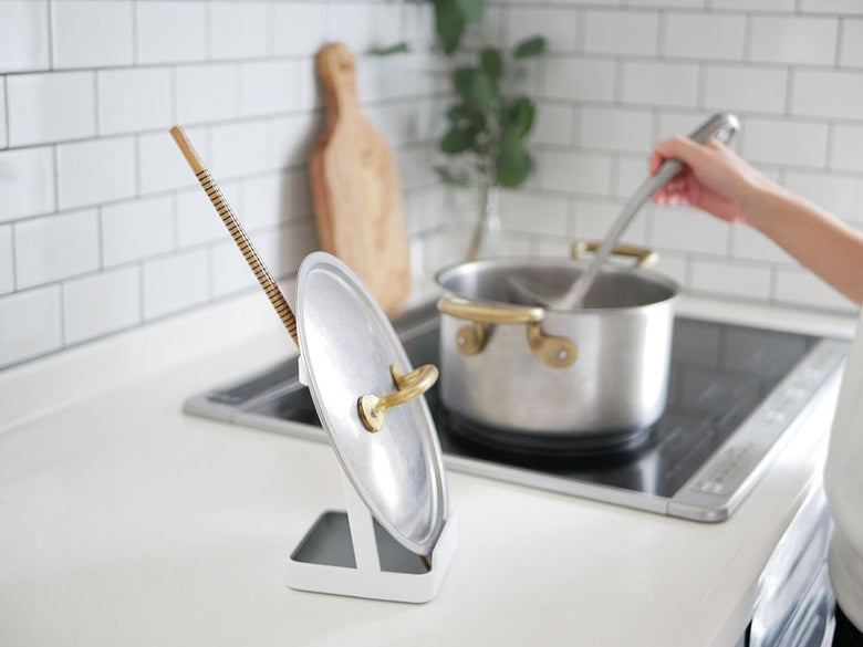 YAMAZAKIの【tower/トスカ】お玉と鍋ふたを収納するスチール製スタンド