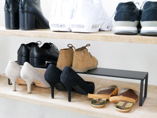 山崎ブランドのスチール製伸縮シューズラック。下駄箱内に設置可能で、幅34～60cmに調整できる複数棚のデザイン。