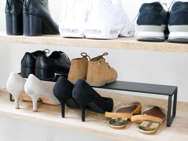 山崎ブランドのスチール製伸縮シューズラック。下駄箱内に設置可能で、幅34～60cmに調整できる複数棚のデザイン。