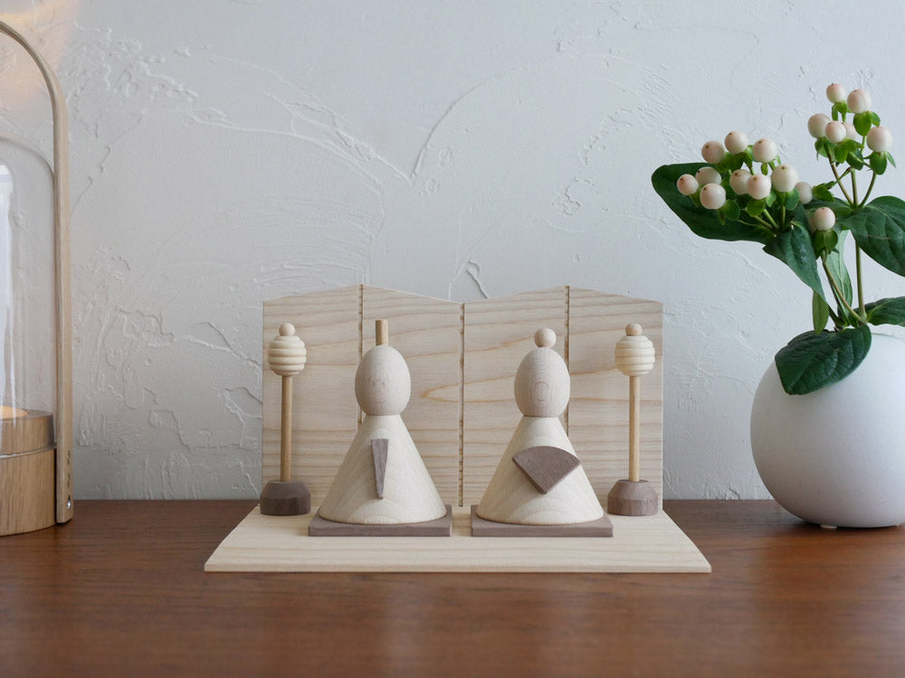 P.F WORK SHOPの木製オヒナサマ人形セット。高さ12.5cm、横22cmで精巧に作られ、インテリア用の台座に飾られています。