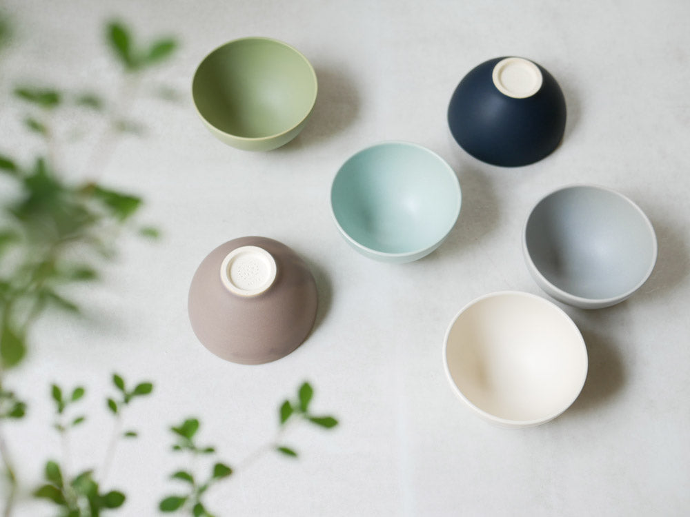 SAKUZANの手作り陶器「Sara ライスボウル」。幅115mm、奥行115mm、高さ64mmの自然な土色と風合いが特徴の茶色いご飯碗