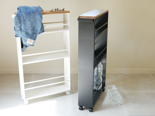 YAMAZAKIのハンドル付きスリムワゴン。木製棚と引き出しを備えたスチールフレームの家具。