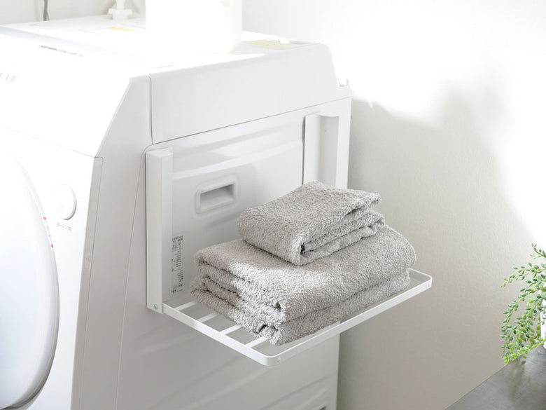 洗濯機横に取り付けられたタワーの折り畳みマグネット棚