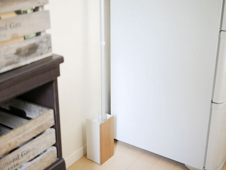 リンのフローリングワイパースタンド。スチールと天然木積層合板で作られ、サイズ約13×10.5×26cm。