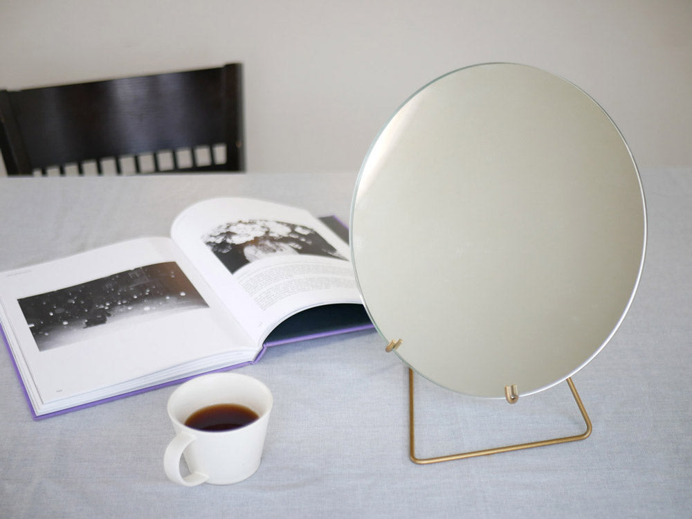 MOEBE製ゴールドとブラックのスタンディングミラー