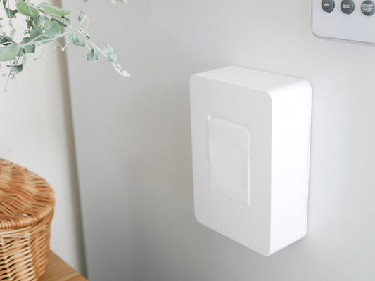 towerブランドのマグネット式ウェットシートホルダーが壁に取り付けられている様子