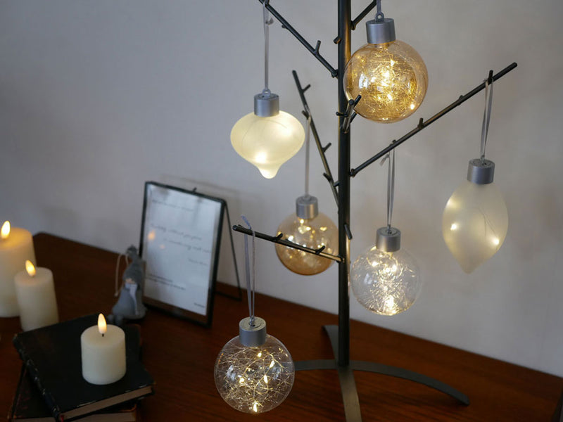 Horn Please MADEのLEDライト搭載ガラスフロストオーナメント3個セット。直径8cm、高さ10.5cmの繊細なガラス製で、柔らかな光を放ちます