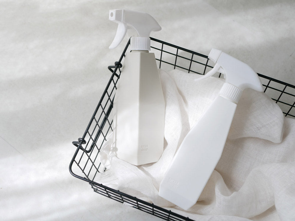 サラサデザイン製500mlの2wayスプレーボトルで、360度回転可能なキャップを備えた透明なボトル