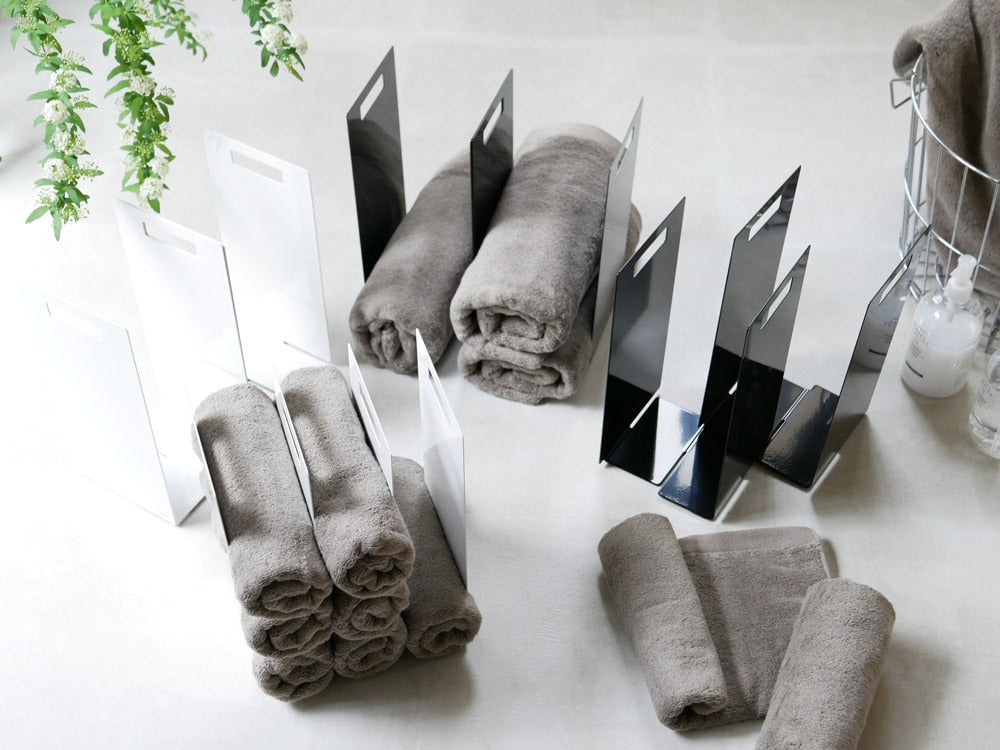 グレーとシルバーのtower連結タオル収納ラックにタオルが掛かっている