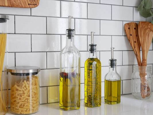 SALUS（セイラス）のカプリ オイル&ビネガージャーガラスボトルがテーブル上に配置されている様子