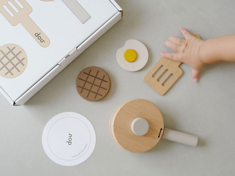 dou?のままごとキッチンセット『pop pan』に含まれるフライパン、たまご、ハンバーグ、フライ返しなどのキッチン用具と食材