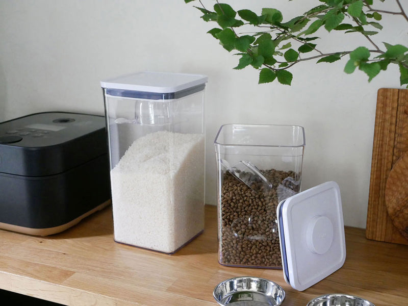 OXOオクソーのPOP2シリーズ、ビックスクエアミディアムやビックスクエアトール、ポップスクープ、ライスカップなどの密閉容器が整然と並べられたキッチン収納用品の画像