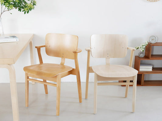 フィンランド製Artekドムスチェア、バーチ材を使用しハニーステイン仕上げの木製椅子、シンプルでモダンなデザイン