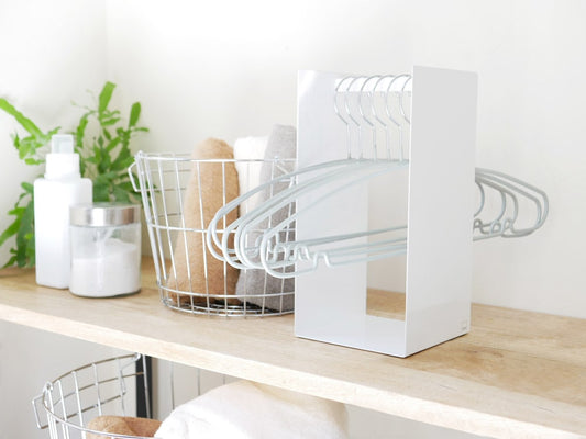 タワー製スチールハンガー収納ラックにハンガーが掛かっている