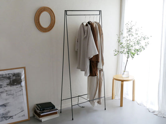 SIKAKUブランドの高さ150cm折りたたみ式ハンガーラック。クロカワ鉄製でクリア塗装が施され、キャップが着脱可能なデザイン。