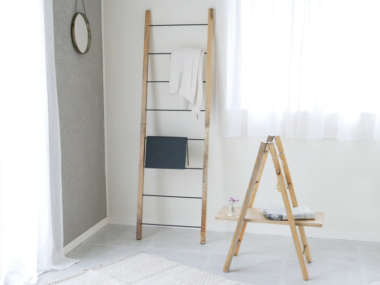 アイアンとマンゴーウッド製のラダーハンガー