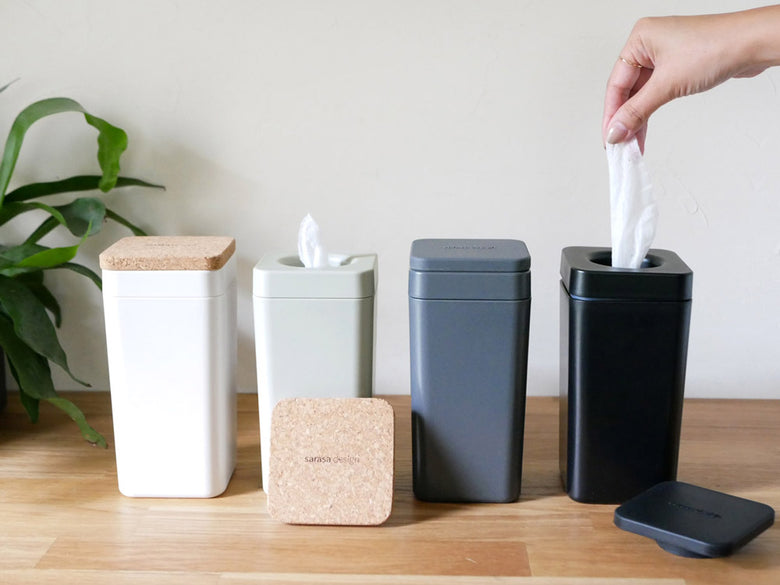 サラサデザインのb2cウェットティッシュスタンド。シリコン蓋付きで、幅9cm×奥行9cm×高さ19cmのコンパクトなデザイン。