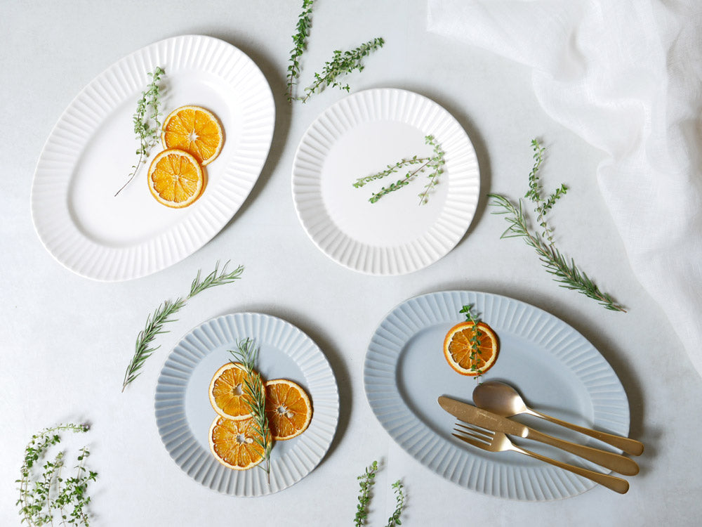 SAKUZANストライプシリーズのホワイト丸皿（サイズS）、磁器製。