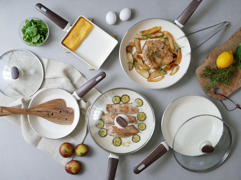 GREEN PANのウッドビー28cmフライパンと専用ガラス蓋がキッチンテーブルにセットで配置されている様子