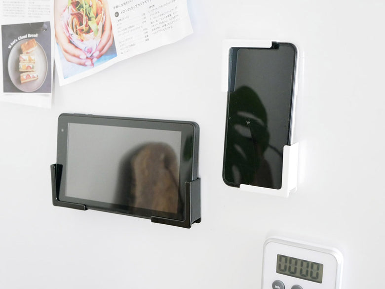 マグネットでスマホを固定するタワー型ホルダー