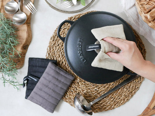 sarasa design製のリネン100%キッチングリルミトン。自然な麻の質感とグリル柄が特徴の約10×15cmサイズの調理用ミトン