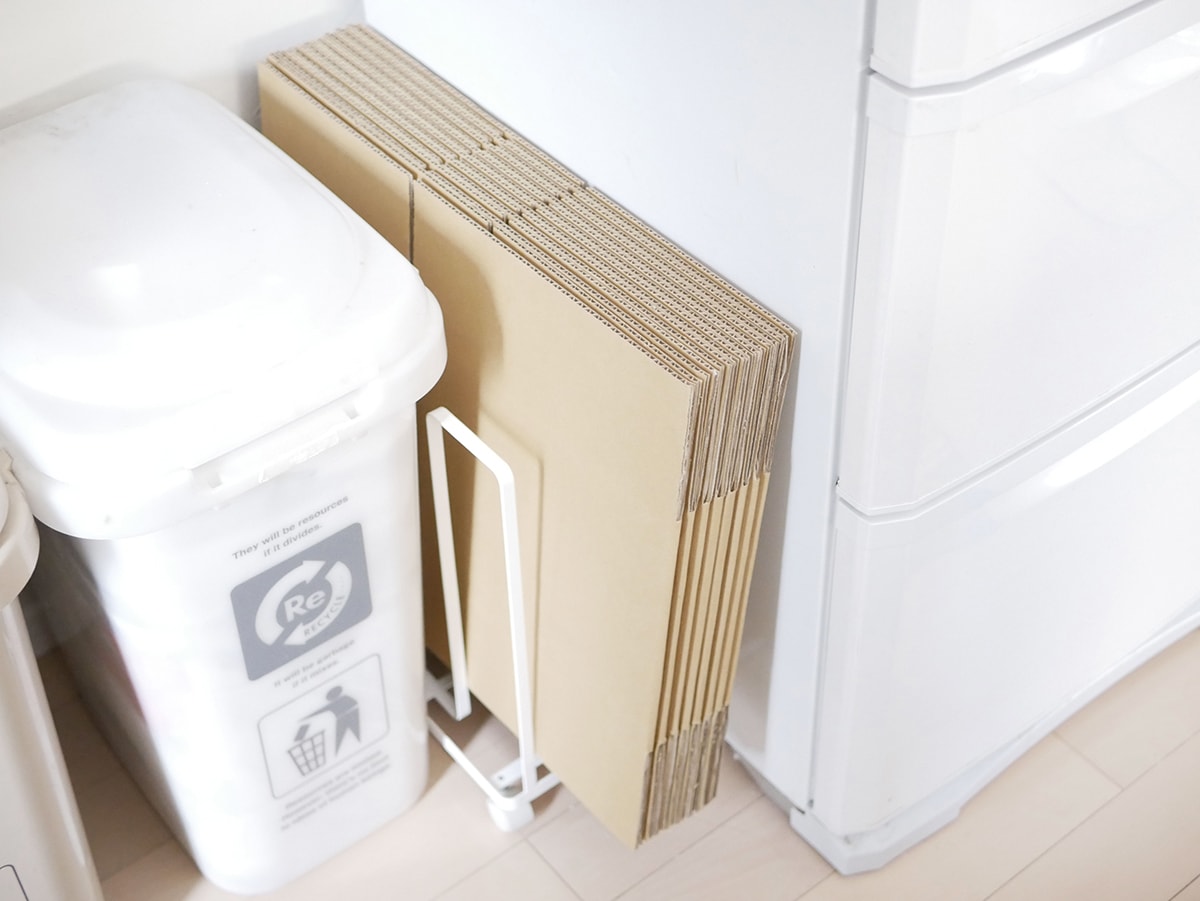 YAMAZAKI製タワーダンボールストッカーが木製の床の上に設置されている様子