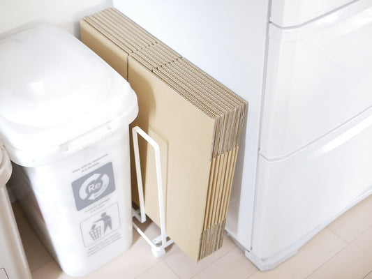 YAMAZAKI製タワーダンボールストッカーが木製の床の上に設置されている様子