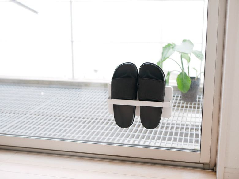 タワー製ツーウェイベランダスリッパラックが壁に取り付けられている様子