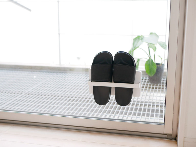 タワー製ツーウェイベランダスリッパラックが壁に取り付けられている様子