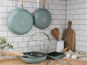 GREEN PANメイフラワーシリーズのアルミ合金製セラミックコーティングフライパンとステンレス製ガラス蓋が並んだキッチンセット