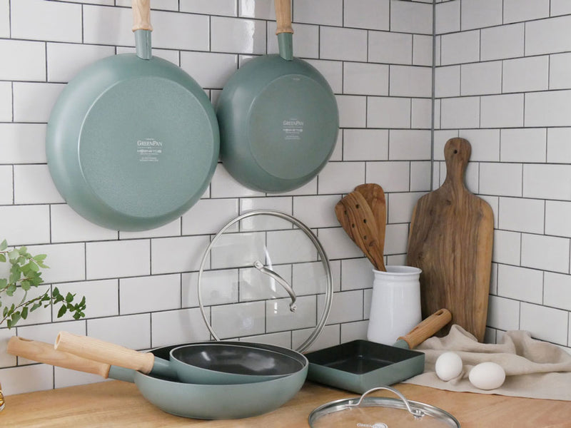 GREEN PANメイフラワーシリーズのアルミ合金製セラミックコーティングフライパンとステンレス製ガラス蓋が並んだキッチンセット
