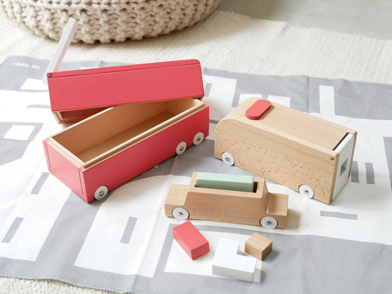 ダウブランドのクラシック消防車モデルトイセット。プラスチック製の消防車、木製くるま、布製マップが含まれています