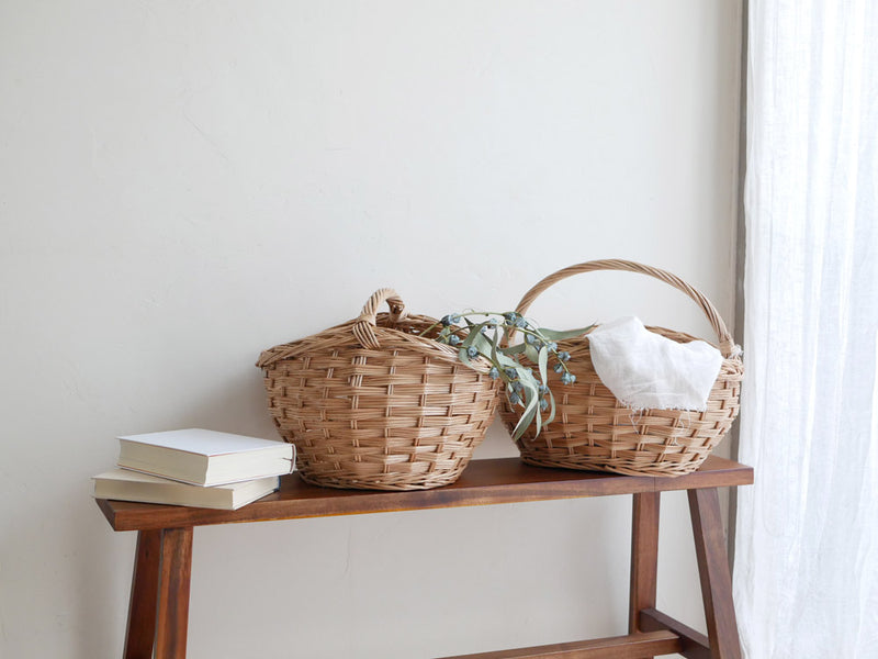 POSH LIVINGのラウンド型ウィッカーバスケット。自然な柳素材を使用したナチュラルなデザインで、室内の収納や装飾に最適な手作りかごです。