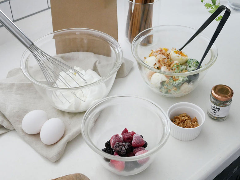 HARIOブランドの耐熱ガラス製ボウル3個セット。異なる容量の透明なボウルが並んでいる様子