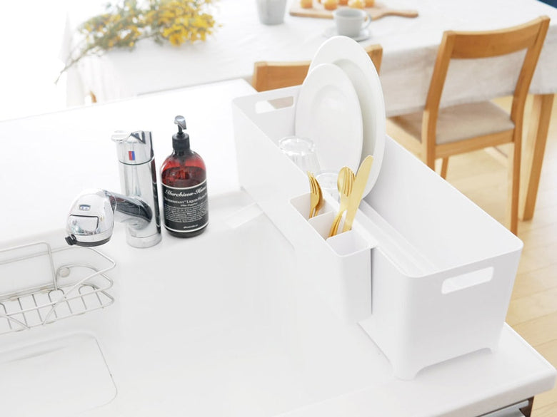 towerスリム水切りバスケットがキッチンのシンクに設置されている